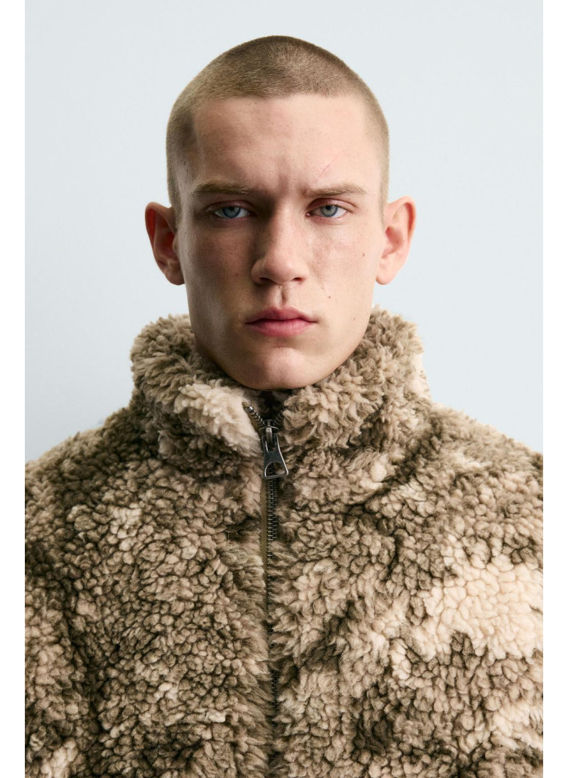 КУРТКА ИЗ ИСКУССТВЕННОЙ ОВЧИНЫ С ПРИНТОМ КУРТКА ИЗ ИСКУССТВЕННОЙ ОВЧИНЫ С ПРИНТОМ