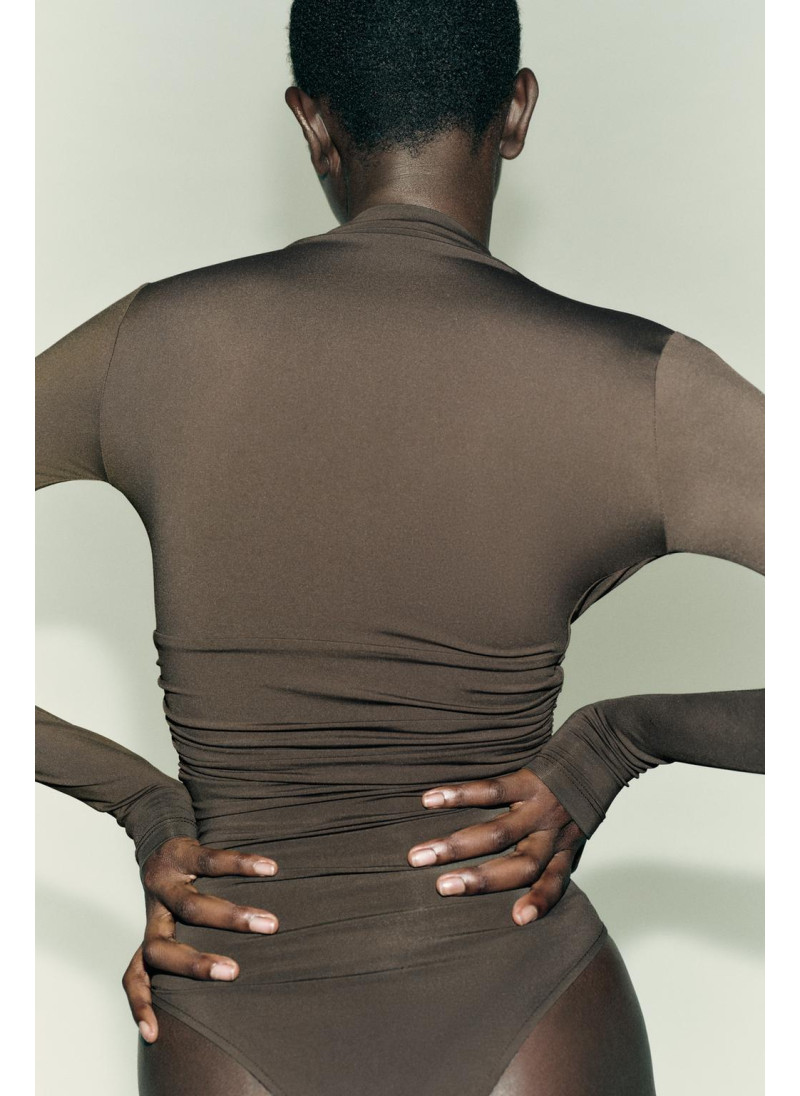 БОДИ ИЗ ПОЛИАМИДА С ДРАПИРОВКОЙ БОДИ ИЗ ПОЛИАМИДА С ДРАПИРОВКОЙ