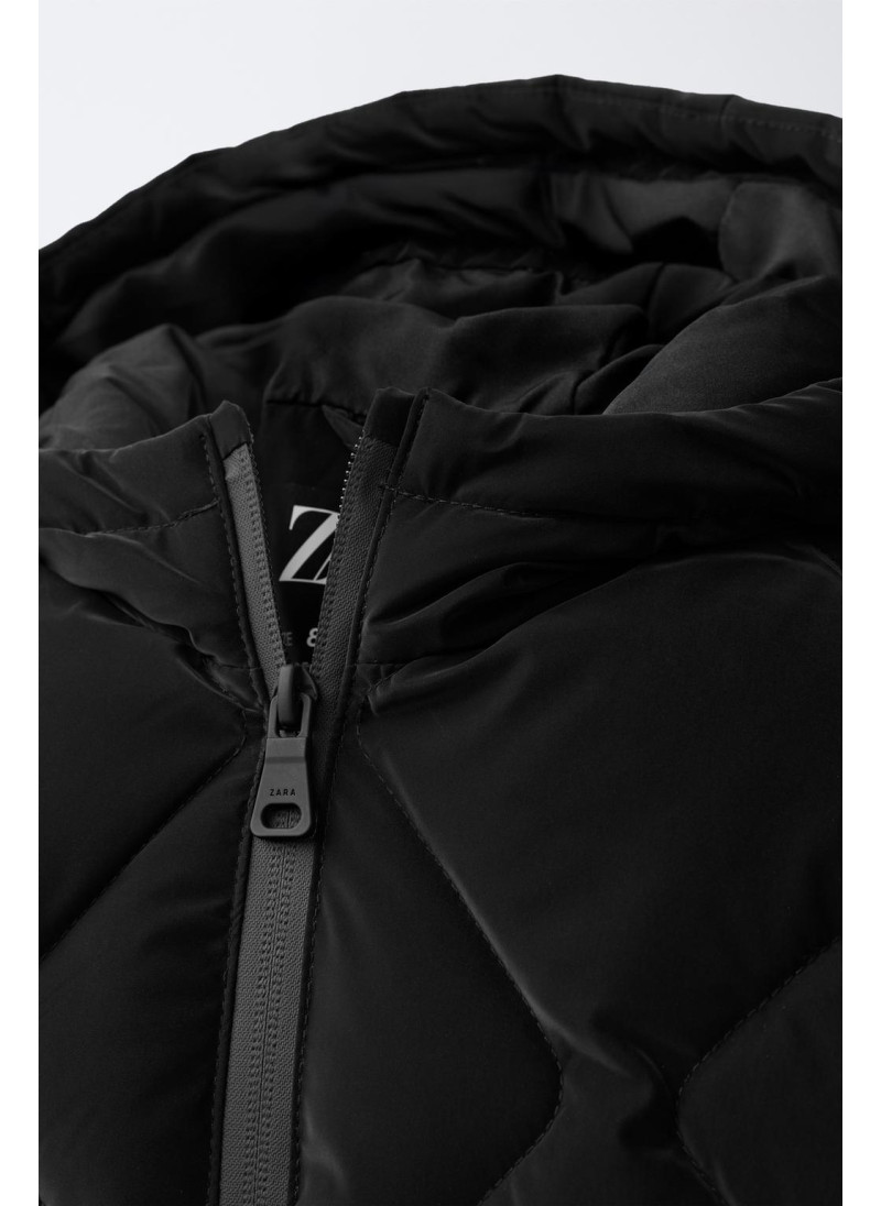 ДЛИННОЕ СТЕГАНОЕ ПАЛЬТО С РЕЗИНОВЫМ ПОКРЫТИЕМ ДЛИННОЕ СТЕГАНОЕ ПАЛЬТО С РЕЗИНОВЫМ ПОКРЫТИЕМ