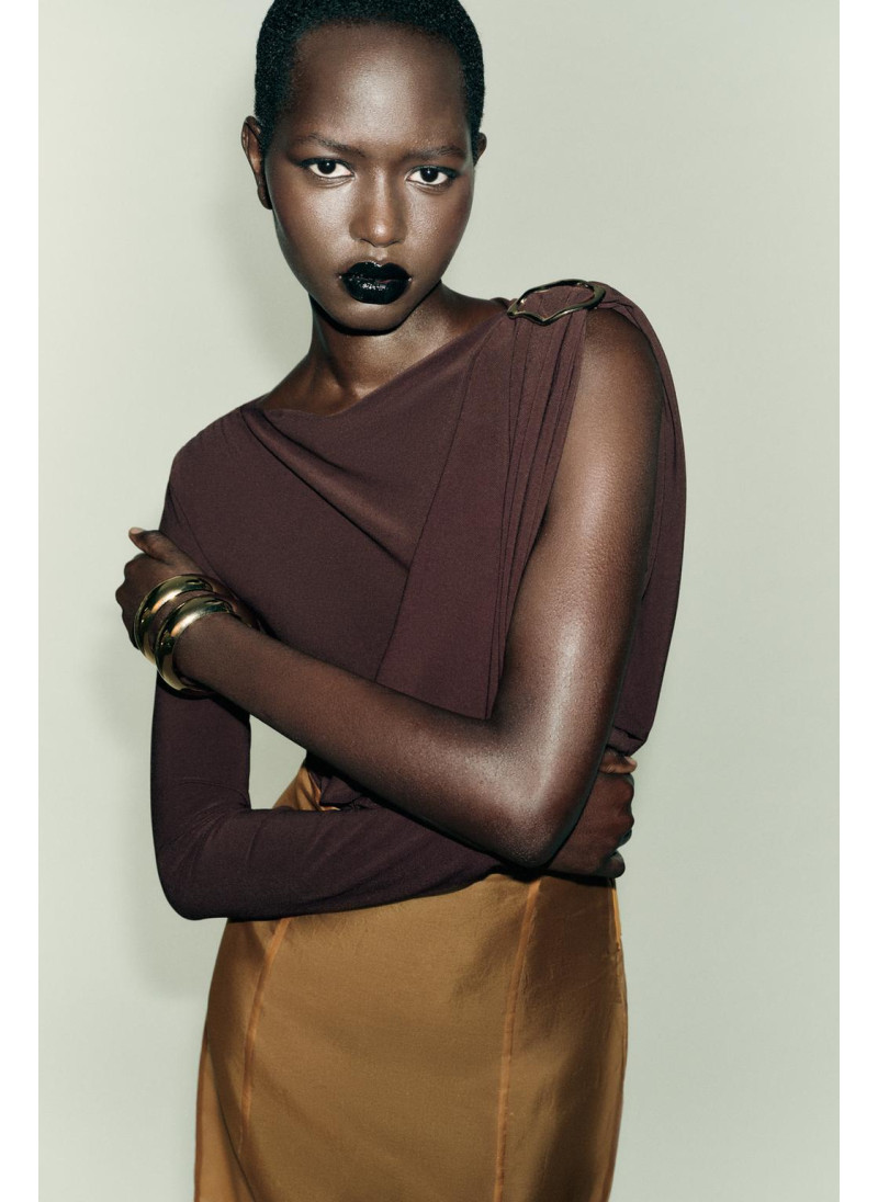 БОДИ С БРОШЬЮ ИЗ СТРУЯЩЕЙСЯ ТКАНИ БОДИ С БРОШЬЮ ИЗ СТРУЯЩЕЙСЯ ТКАНИ