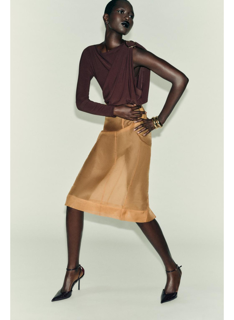 БОДИ С БРОШЬЮ ИЗ СТРУЯЩЕЙСЯ ТКАНИ БОДИ С БРОШЬЮ ИЗ СТРУЯЩЕЙСЯ ТКАНИ