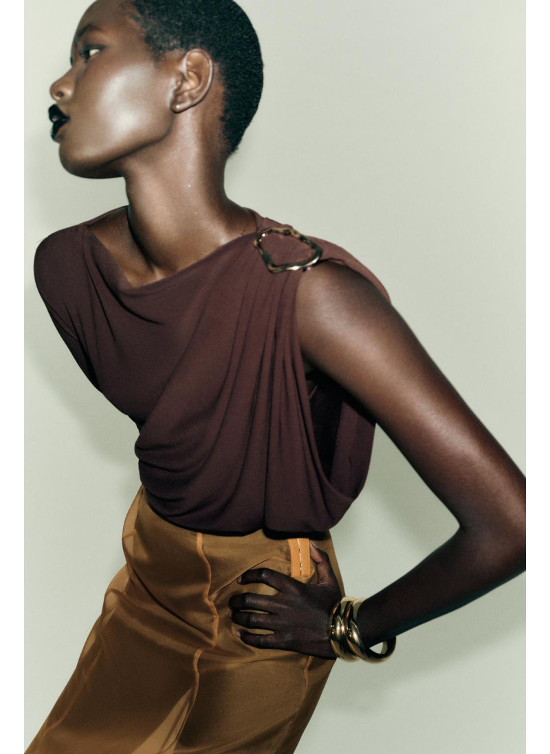 БОДИ С БРОШЬЮ ИЗ СТРУЯЩЕЙСЯ ТКАНИ БОДИ С БРОШЬЮ ИЗ СТРУЯЩЕЙСЯ ТКАНИ