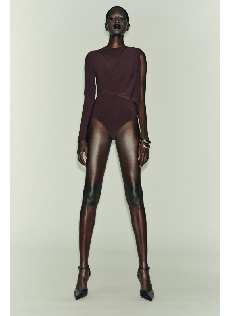 БОДИ С БРОШЬЮ ИЗ СТРУЯЩЕЙСЯ ТКАНИ БОДИ С БРОШЬЮ ИЗ СТРУЯЩЕЙСЯ ТКАНИ