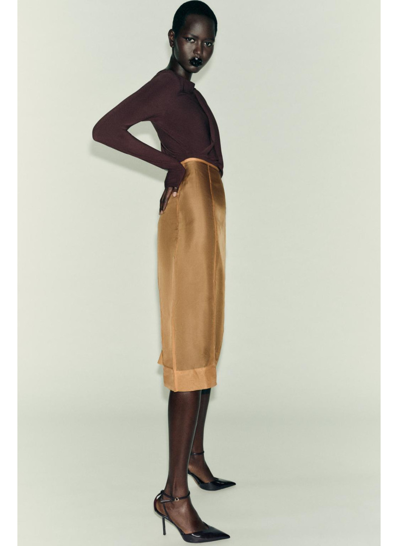 БОДИ С БРОШЬЮ ИЗ СТРУЯЩЕЙСЯ ТКАНИ БОДИ С БРОШЬЮ ИЗ СТРУЯЩЕЙСЯ ТКАНИ