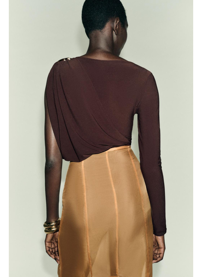 БОДИ С БРОШЬЮ ИЗ СТРУЯЩЕЙСЯ ТКАНИ БОДИ С БРОШЬЮ ИЗ СТРУЯЩЕЙСЯ ТКАНИ