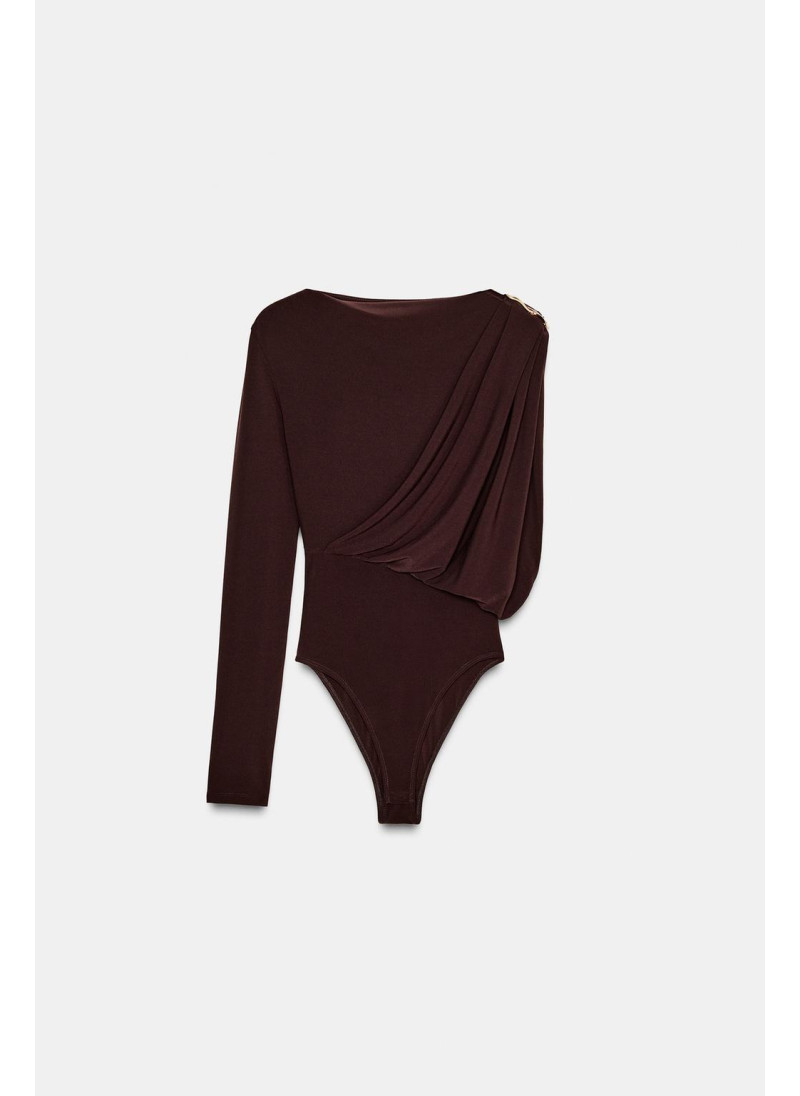 БОДИ С БРОШЬЮ ИЗ СТРУЯЩЕЙСЯ ТКАНИ БОДИ С БРОШЬЮ ИЗ СТРУЯЩЕЙСЯ ТКАНИ