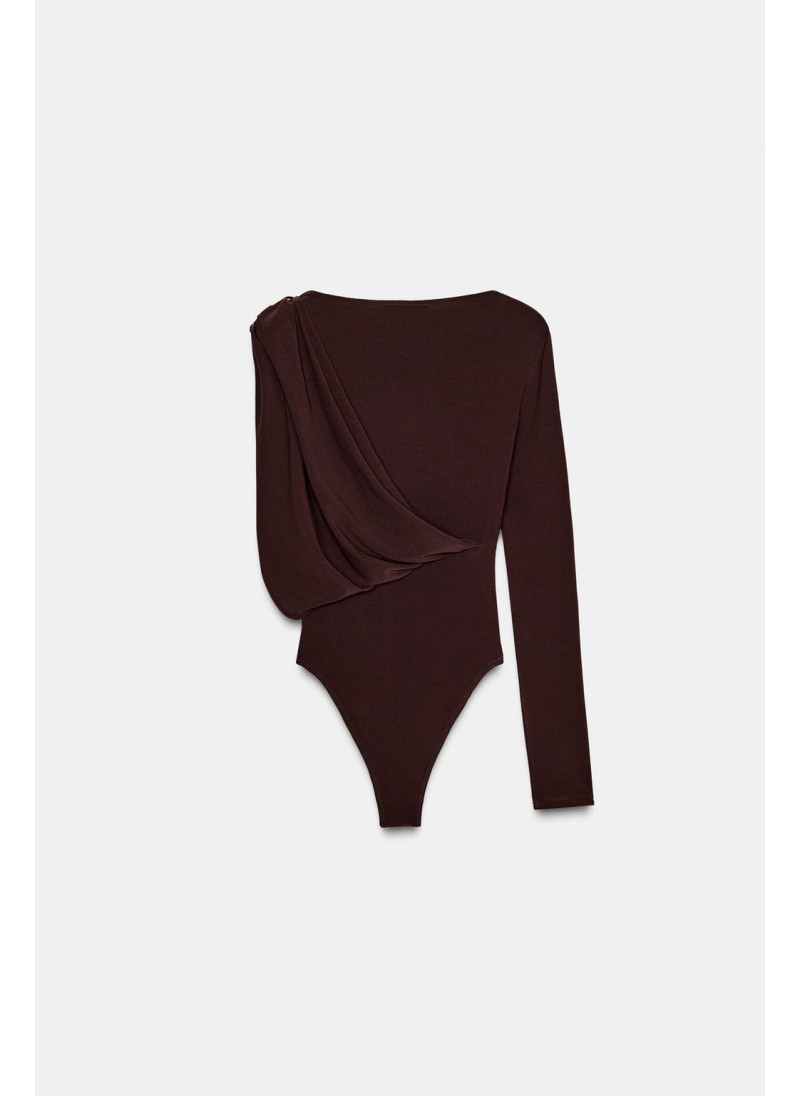 БОДИ С БРОШЬЮ ИЗ СТРУЯЩЕЙСЯ ТКАНИ БОДИ С БРОШЬЮ ИЗ СТРУЯЩЕЙСЯ ТКАНИ