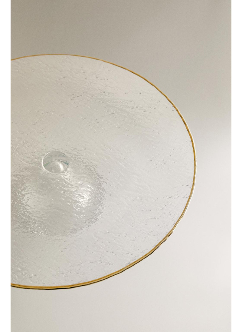 Стеклянное сервировочное блюдо с подставкой и золотым краем Стеклянное сервировочное блюдо с подставкой и золотым краем