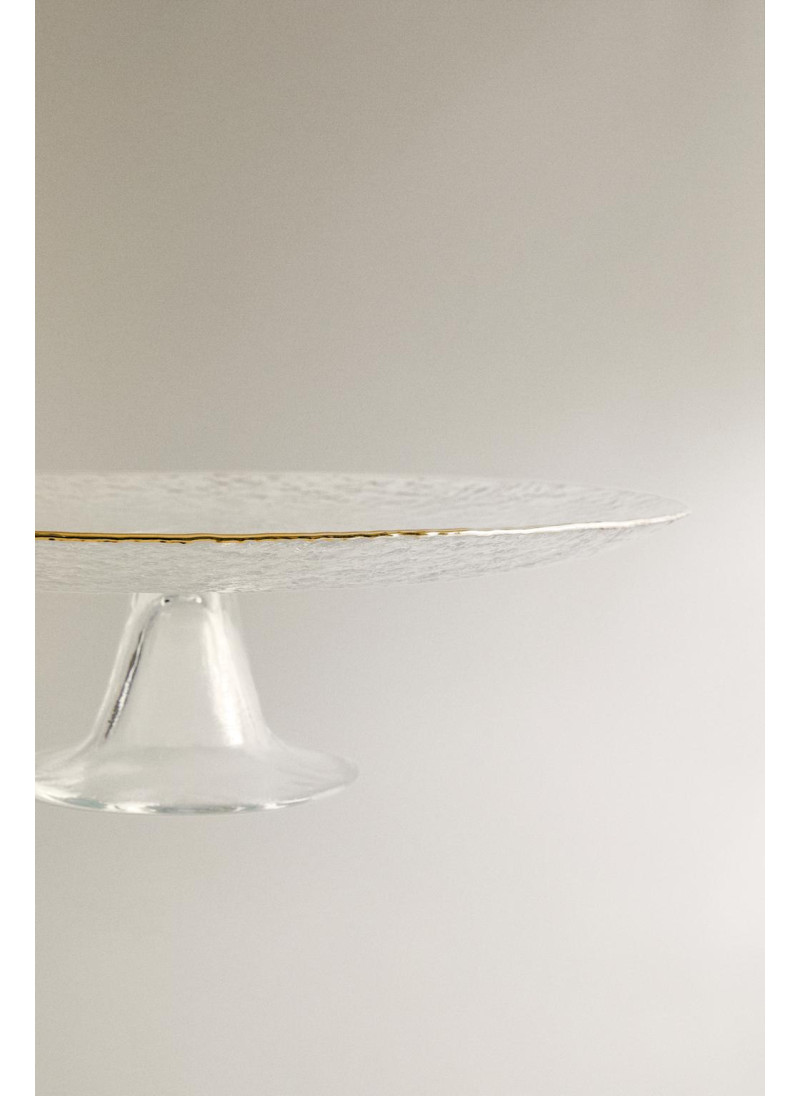 Стеклянное сервировочное блюдо с подставкой и золотым краем Стеклянное сервировочное блюдо с подставкой и золотым краем