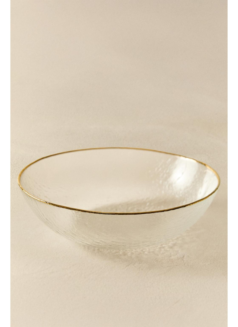 Стеклянная салатница с поднятым текстурным краем и золотым ободом Стеклянная салатница с поднятым текстурным краем и золотым ободом