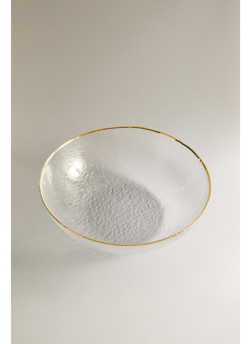 Стеклянная салатница с поднятым текстурным краем и золотым ободом Стеклянная салатница с поднятым текстурным краем и золотым ободом