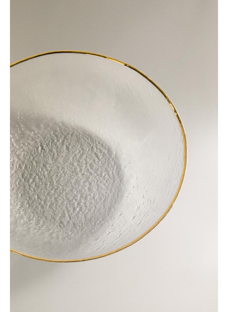 Стеклянная салатница с поднятым текстурным краем и золотым ободом Стеклянная салатница с поднятым текстурным краем и золотым ободом