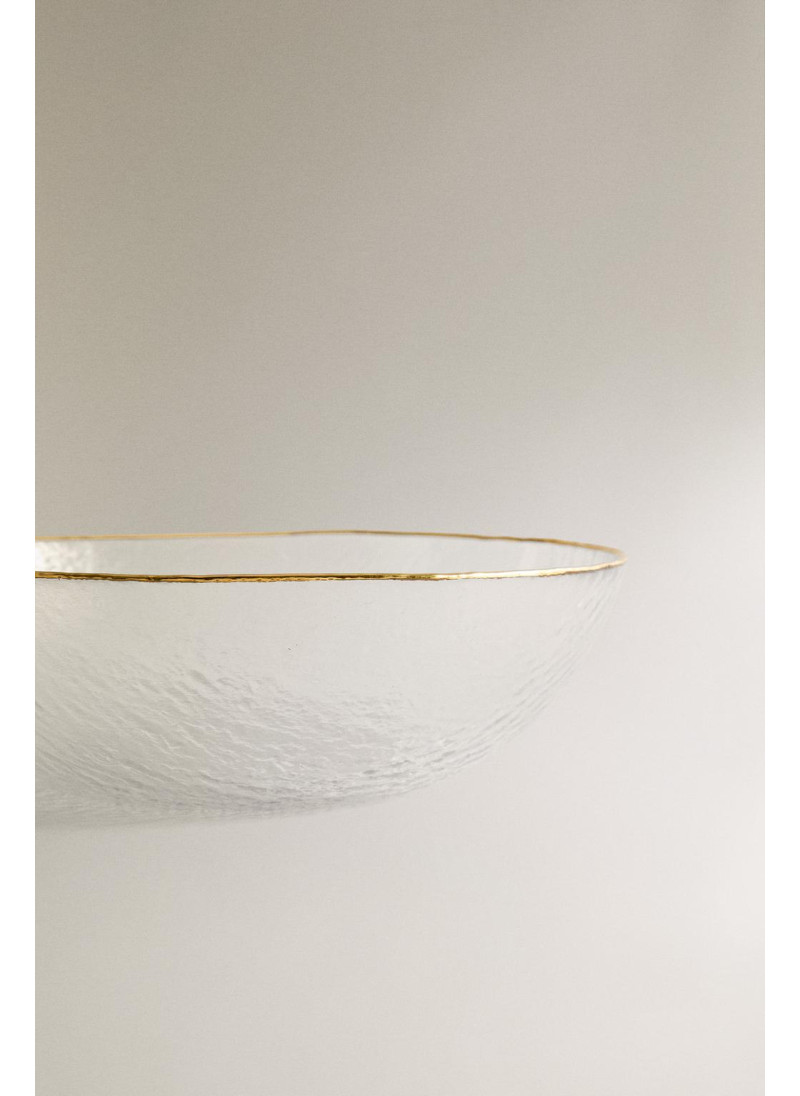 Стеклянная салатница с поднятым текстурным краем и золотым ободом Стеклянная салатница с поднятым текстурным краем и золотым ободом