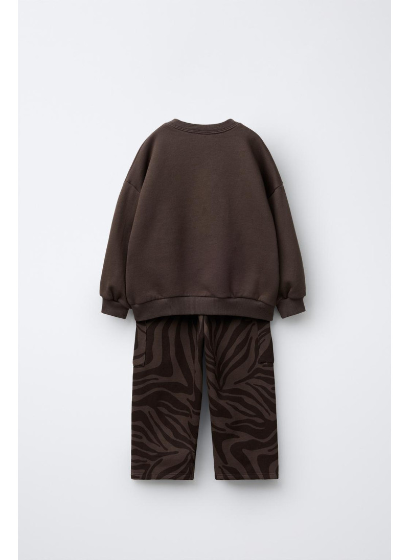 Набор кофты и брюк с принтом для занятий спортом Набор кофты и брюк с принтом для занятий спортом