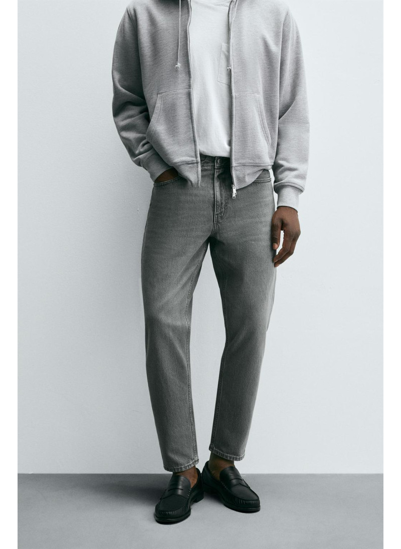 Джинсы с узкими бедрами и зауженными штанинами Джинсы с узкими бедрами и зауженными штанинами