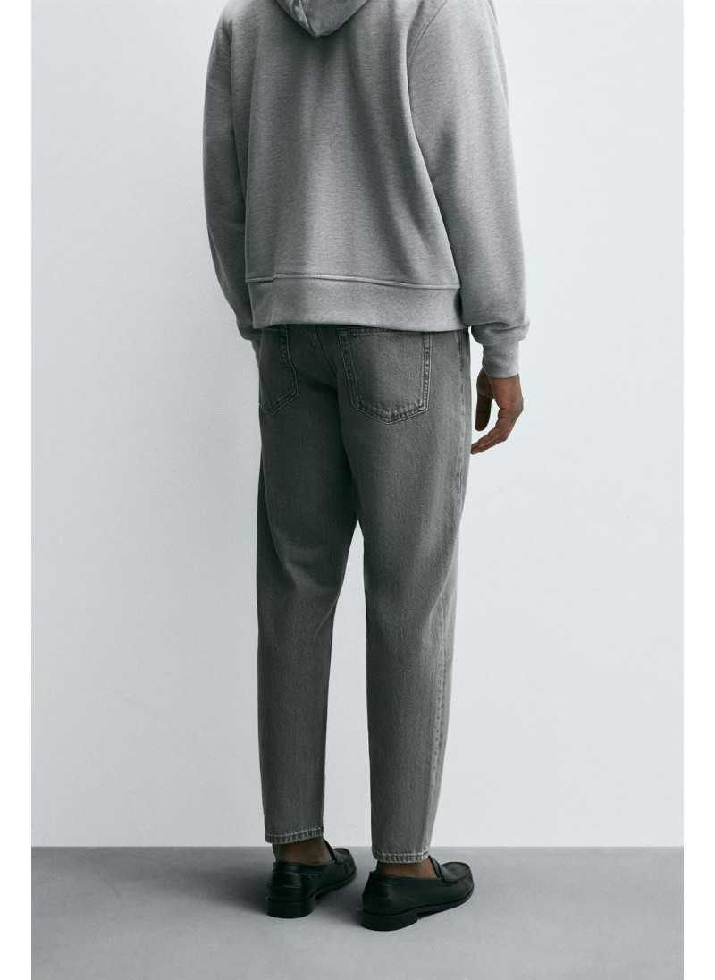 Джинсы с узкими бедрами и зауженными штанинами Джинсы с узкими бедрами и зауженными штанинами