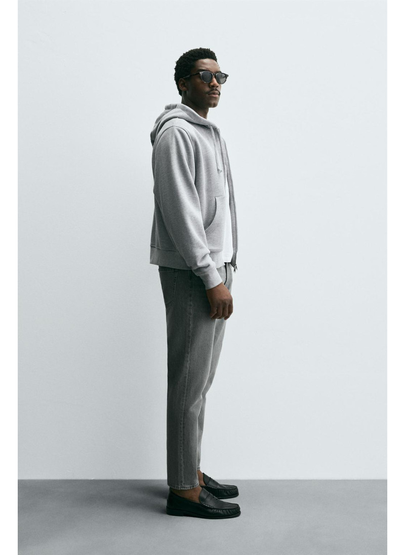 Джинсы с узкими бедрами и зауженными штанинами Джинсы с узкими бедрами и зауженными штанинами