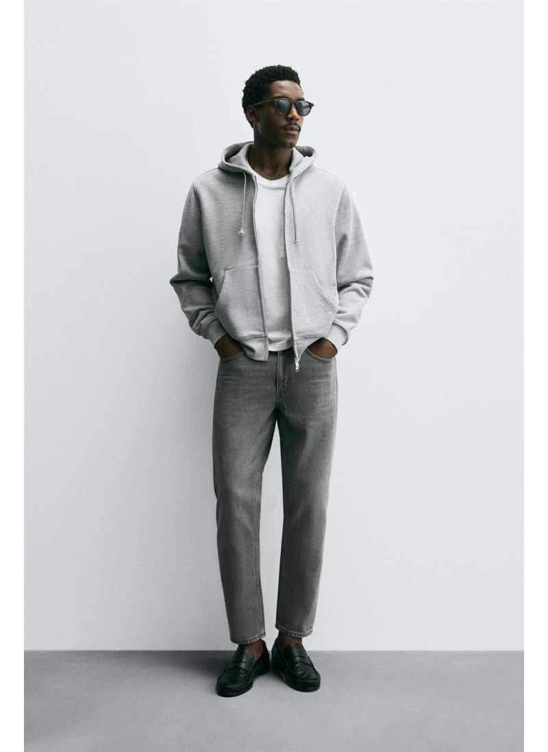 Джинсы с узкими бедрами и зауженными штанинами Джинсы с узкими бедрами и зауженными штанинами