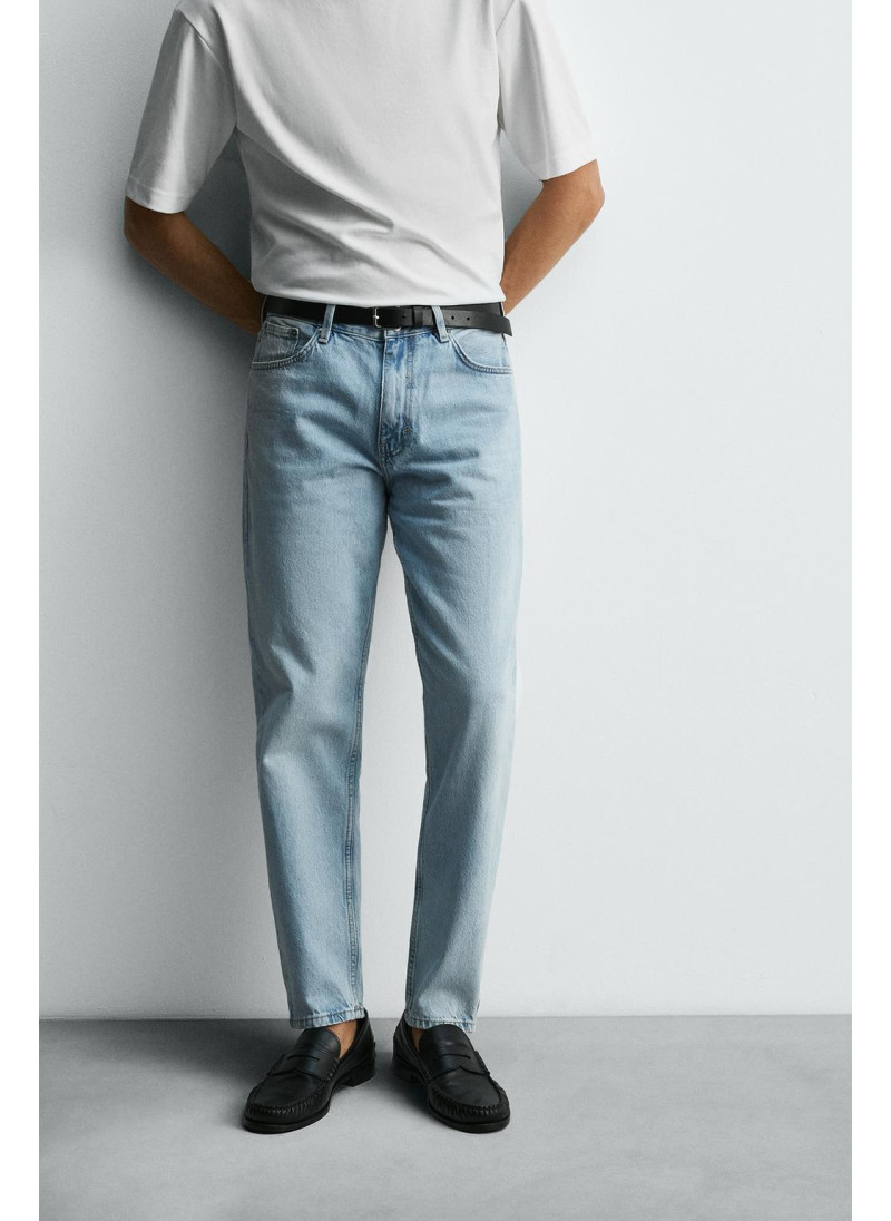 Джинсы с узкими бедрами и зауженными штанинами Джинсы с узкими бедрами и зауженными штанинами