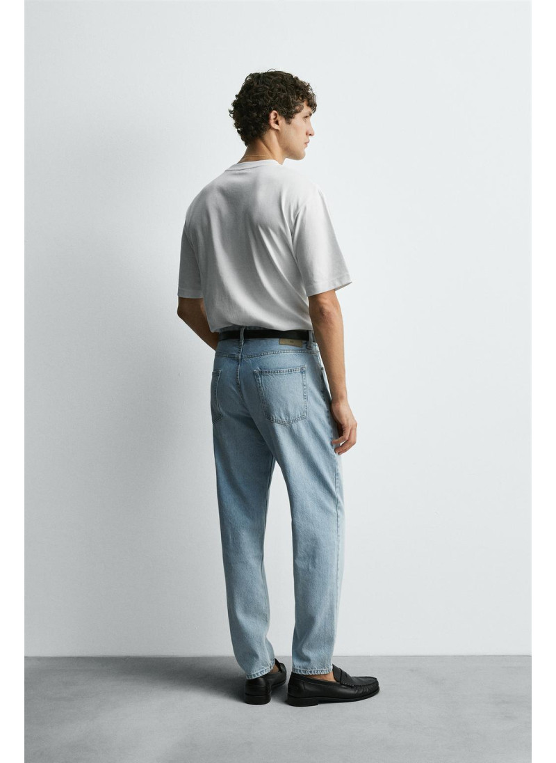 Джинсы с узкими бедрами и зауженными штанинами Джинсы с узкими бедрами и зауженными штанинами