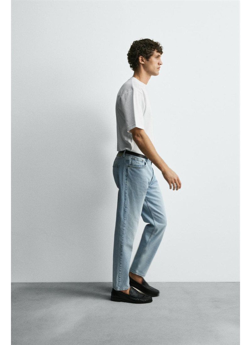 Джинсы с узкими бедрами и зауженными штанинами Джинсы с узкими бедрами и зауженными штанинами