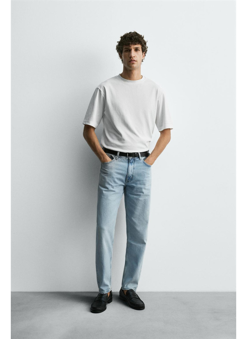 Джинсы с узкими бедрами и зауженными штанинами Джинсы с узкими бедрами и зауженными штанинами