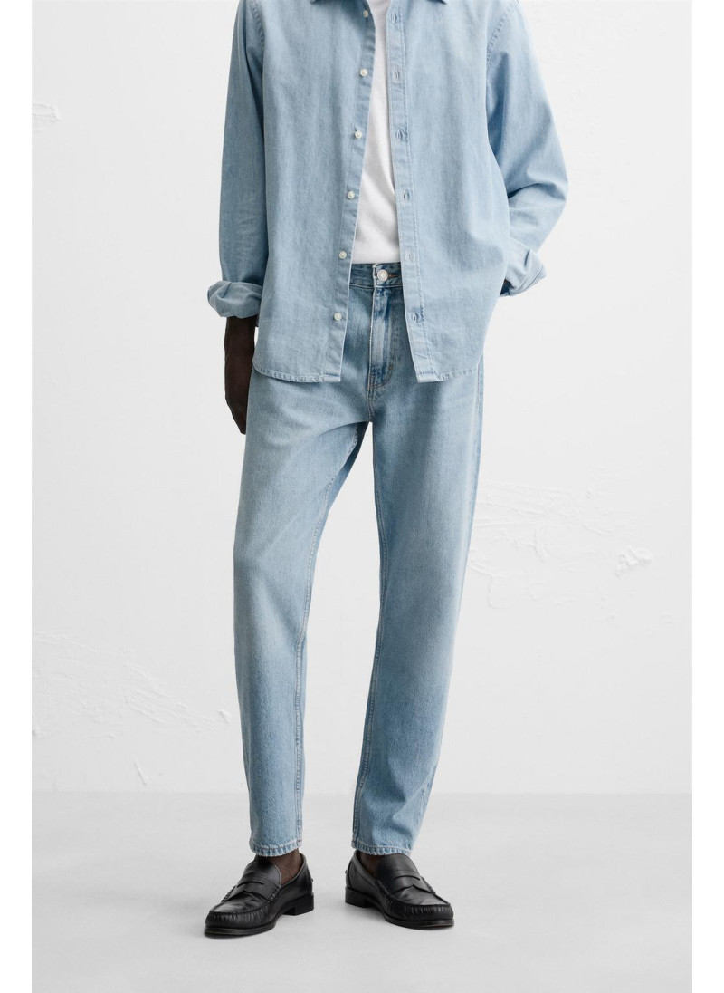 Джинсы с узкими бедрами и зауженными штанинами Джинсы с узкими бедрами и зауженными штанинами