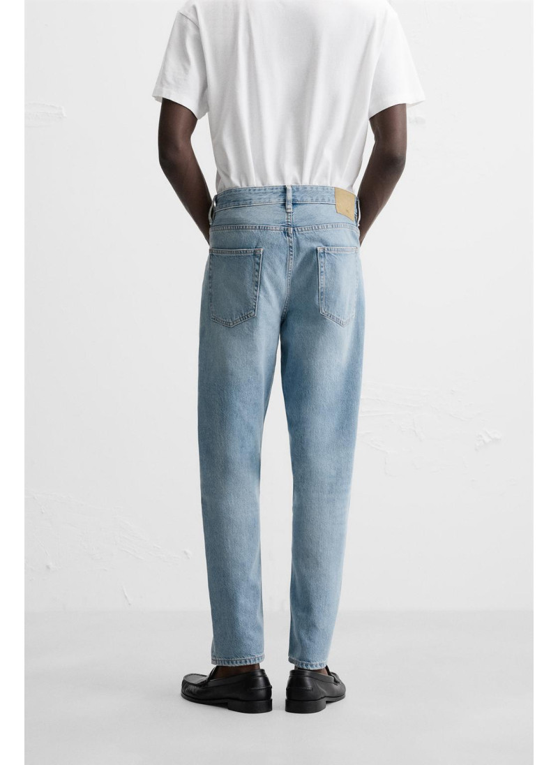 Джинсы с узкими бедрами и зауженными штанинами Джинсы с узкими бедрами и зауженными штанинами