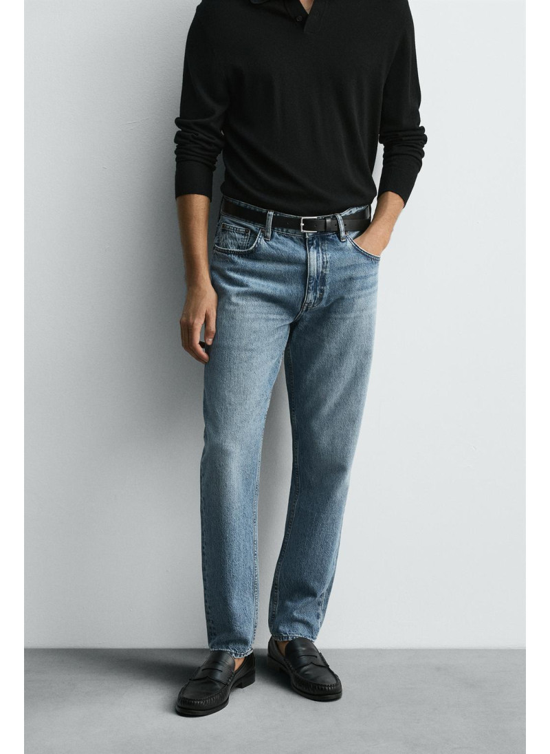 Джинсы с узкими бедрами и зауженными штанинами Джинсы с узкими бедрами и зауженными штанинами