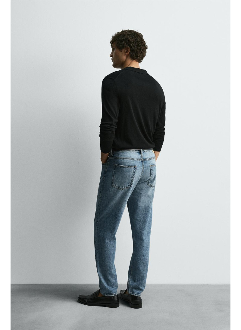 Джинсы с узкими бедрами и зауженными штанинами Джинсы с узкими бедрами и зауженными штанинами