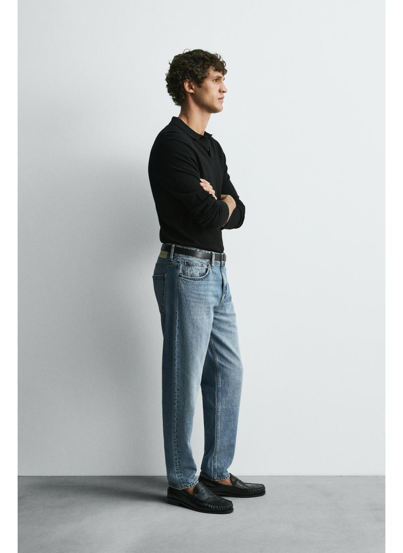 Джинсы с узкими бедрами и зауженными штанинами Джинсы с узкими бедрами и зауженными штанинами