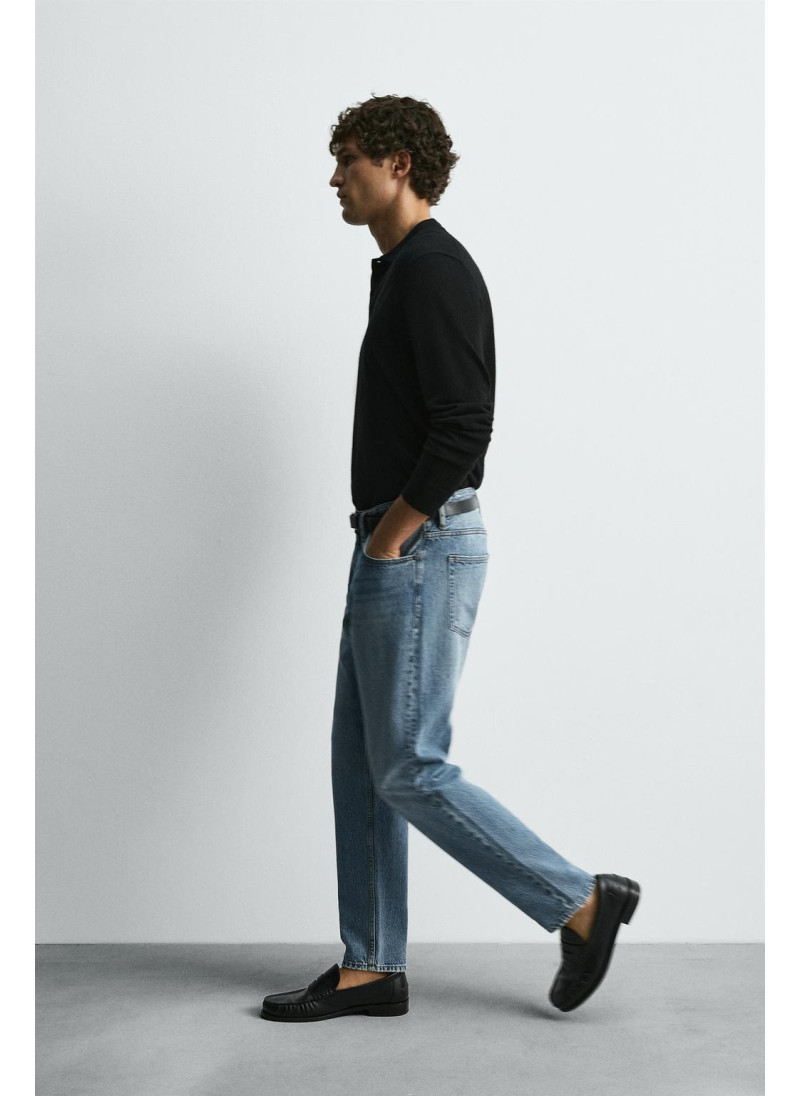 Джинсы с узкими бедрами и зауженными штанинами Джинсы с узкими бедрами и зауженными штанинами