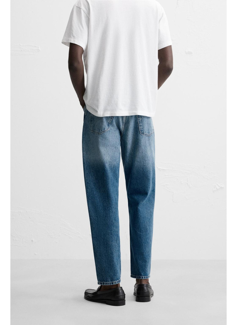 Джинсы с узкими бедрами и зауженными штанинами Джинсы с узкими бедрами и зауженными штанинами