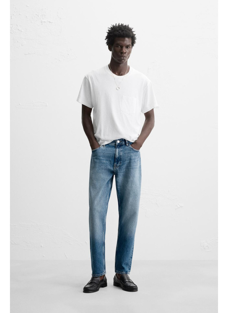 Джинсы с узкими бедрами и зауженными штанинами Джинсы с узкими бедрами и зауженными штанинами