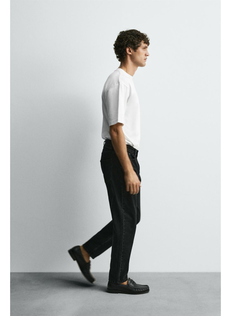 Джинсы с узкими бедрами и зауженными штанинами Джинсы с узкими бедрами и зауженными штанинами