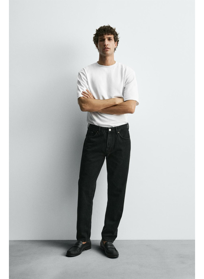 Джинсы с узкими бедрами и зауженными штанинами Джинсы с узкими бедрами и зауженными штанинами