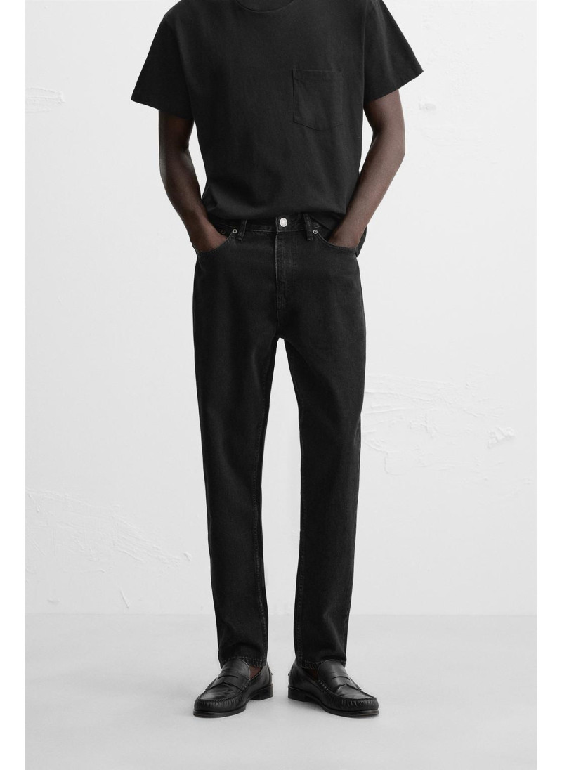 Джинсы с узкими бедрами и зауженными штанинами Джинсы с узкими бедрами и зауженными штанинами