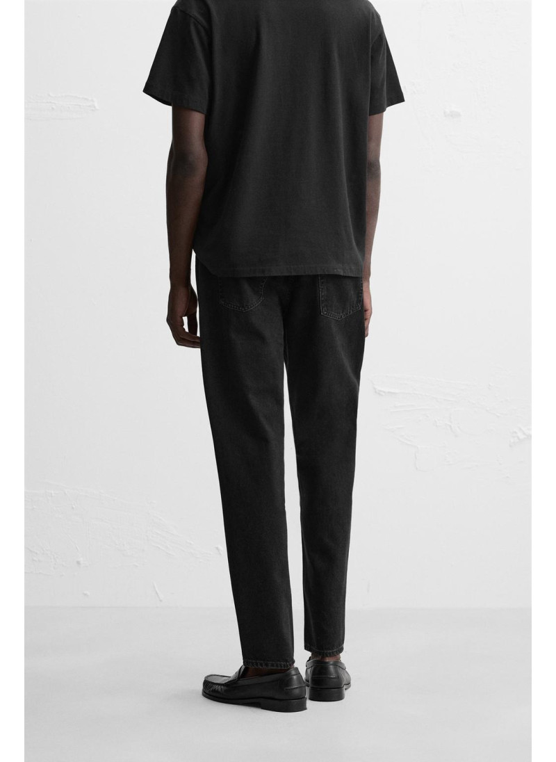 Джинсы с узкими бедрами и зауженными штанинами Джинсы с узкими бедрами и зауженными штанинами