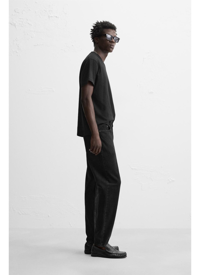 Джинсы с узкими бедрами и зауженными штанинами Джинсы с узкими бедрами и зауженными штанинами