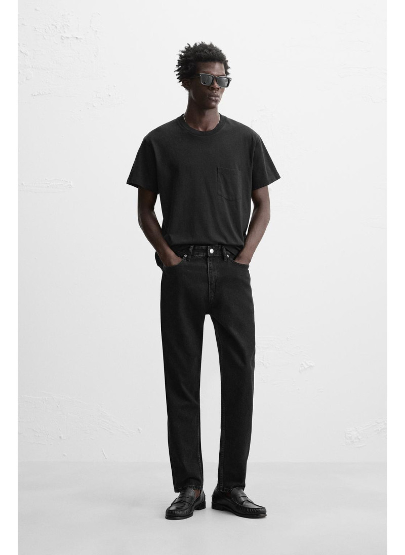 Джинсы с узкими бедрами и зауженными штанинами Джинсы с узкими бедрами и зауженными штанинами