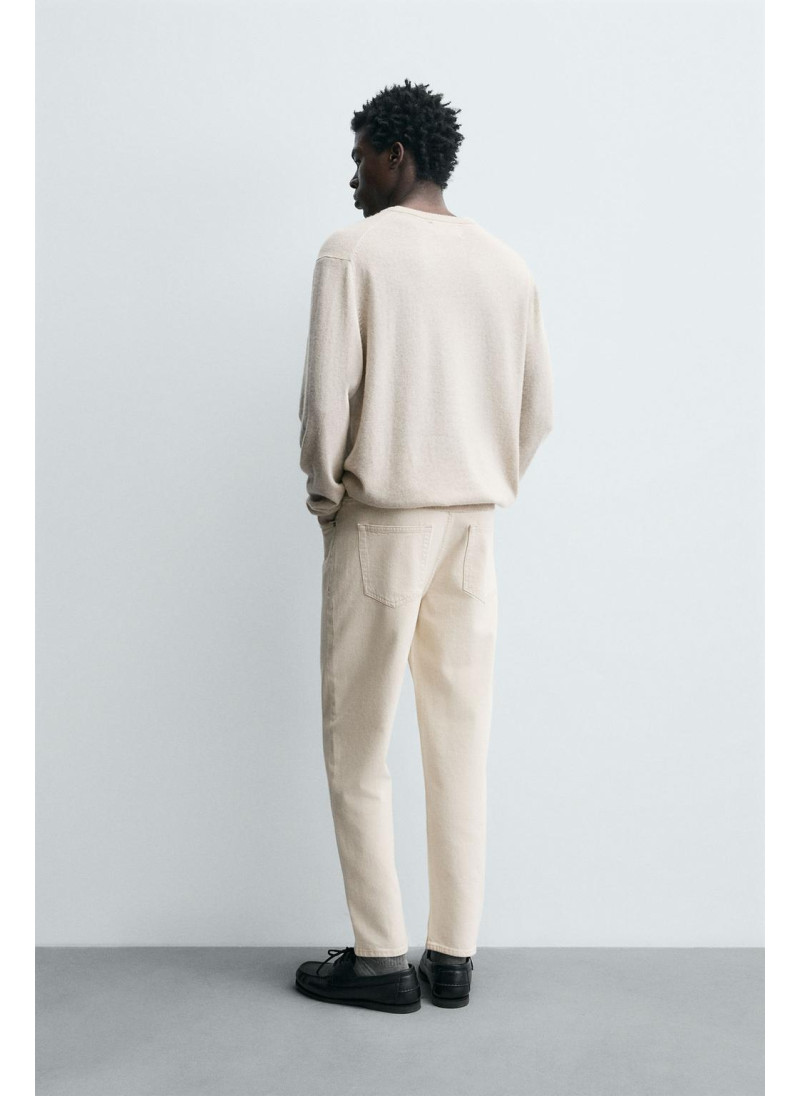 Джинсы с узкими бедрами и зауженными штанинами Джинсы с узкими бедрами и зауженными штанинами