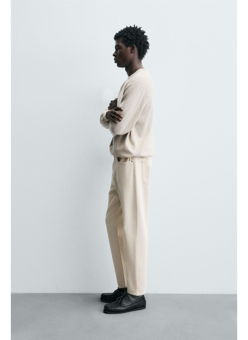 Джинсы с узкими бедрами и зауженными штанинами Джинсы с узкими бедрами и зауженными штанинами