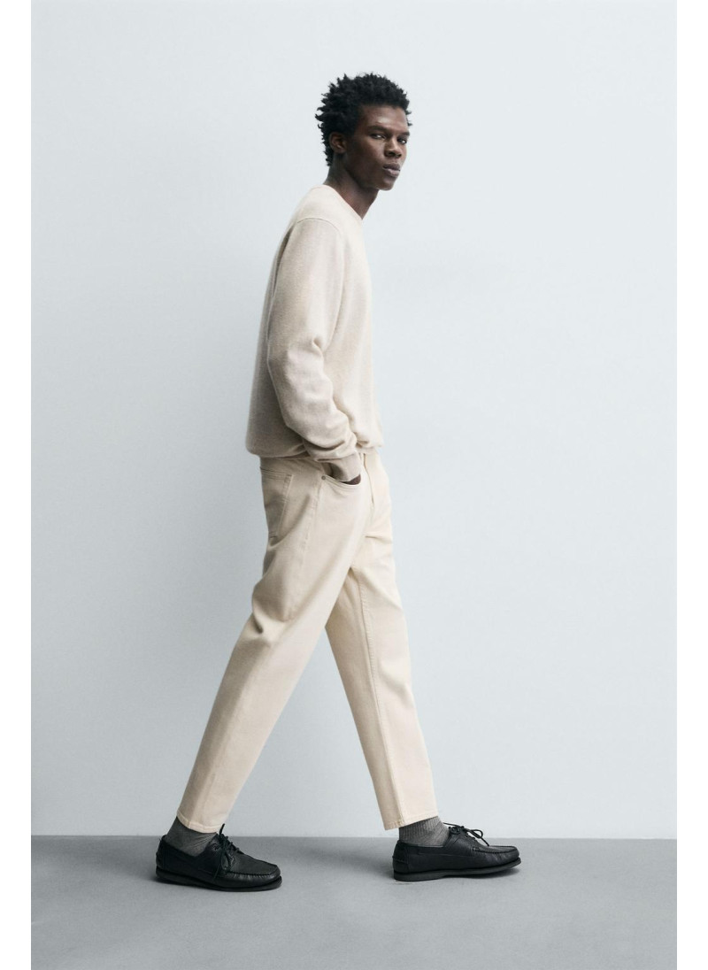 Джинсы с узкими бедрами и зауженными штанинами Джинсы с узкими бедрами и зауженными штанинами