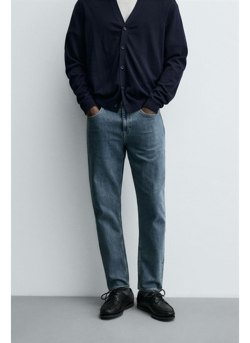 Джинсы с узкими бедрами и зауженными штанинами Джинсы с узкими бедрами и зауженными штанинами