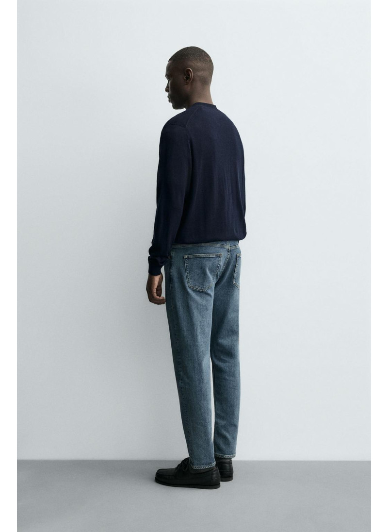 Джинсы с узкими бедрами и зауженными штанинами Джинсы с узкими бедрами и зауженными штанинами