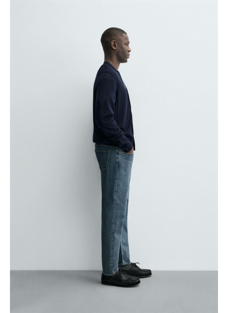 Джинсы с узкими бедрами и зауженными штанинами Джинсы с узкими бедрами и зауженными штанинами