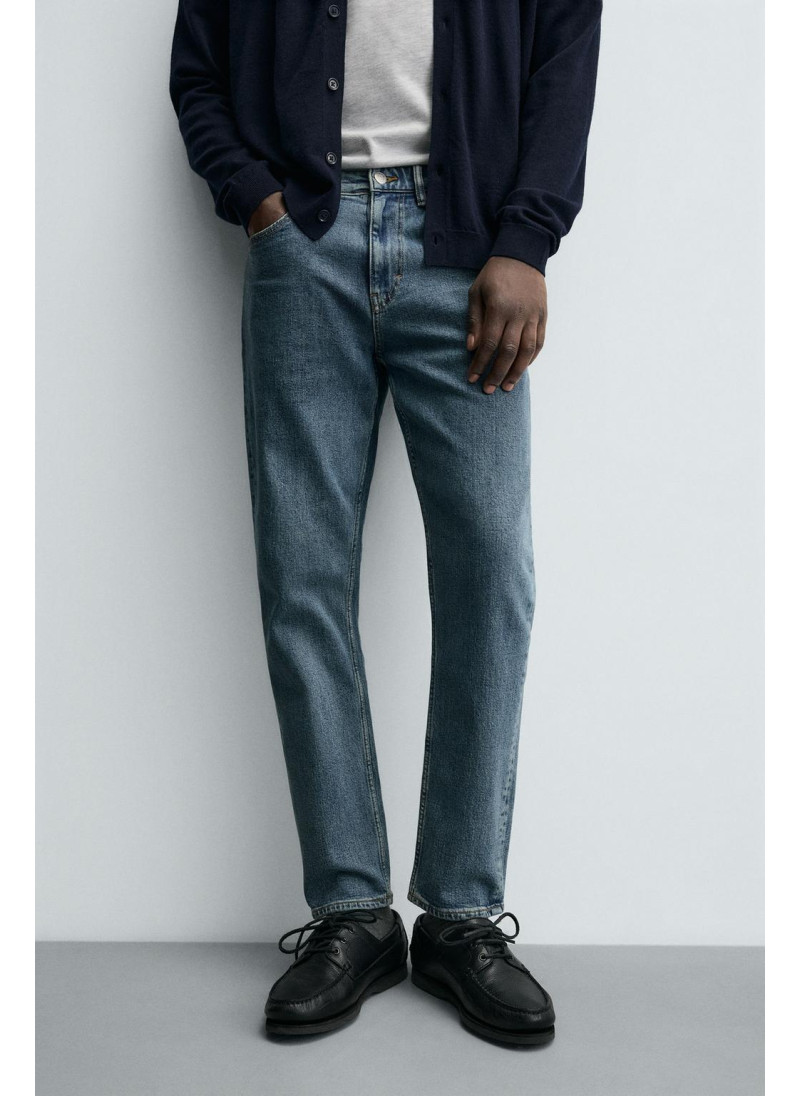 Джинсы с узкими бедрами и зауженными штанинами Джинсы с узкими бедрами и зауженными штанинами