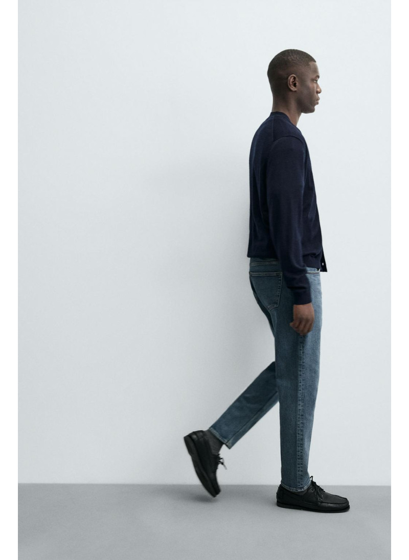 Джинсы с узкими бедрами и зауженными штанинами Джинсы с узкими бедрами и зауженными штанинами