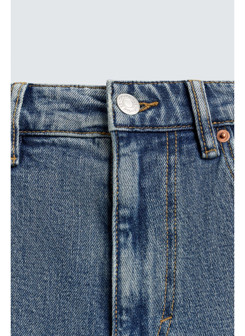 Джинсы с узкими бедрами и зауженными штанинами Джинсы с узкими бедрами и зауженными штанинами