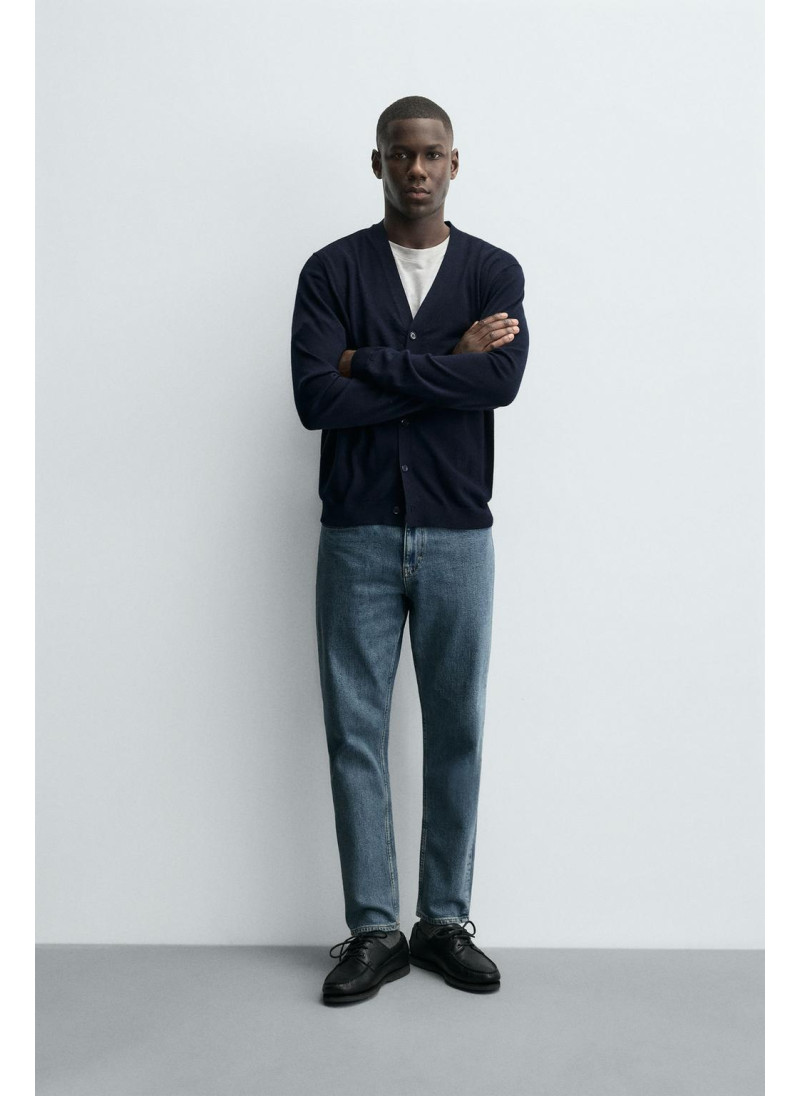 Джинсы с узкими бедрами и зауженными штанинами Джинсы с узкими бедрами и зауженными штанинами